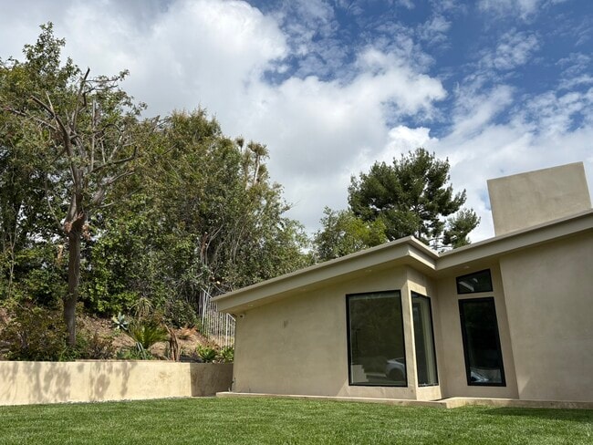4236 Ellenita Ave in Tarzana, CA - Foto de edificio - Building Photo