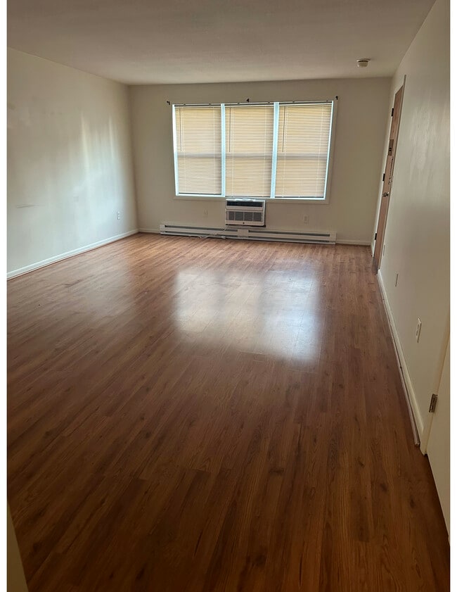 1539 Allen St, Unit Country Squire Apartments in Springfield, MA - Building Photo - Building Photo