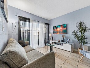 13820 SW 112th St in Miami, FL - Building Photo - Building Photo