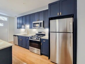 2032 W Montrose Ave, Unit 2B in Chicago, IL - Foto de edificio - Building Photo
