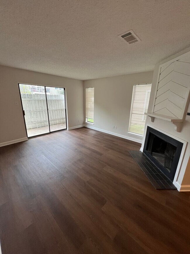 2006 West Loop-Unit -Unit B in Austin, TX - Foto de edificio - Building Photo