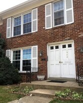 1944 Goldsmith Ln in Louisville, KY - Building Photo