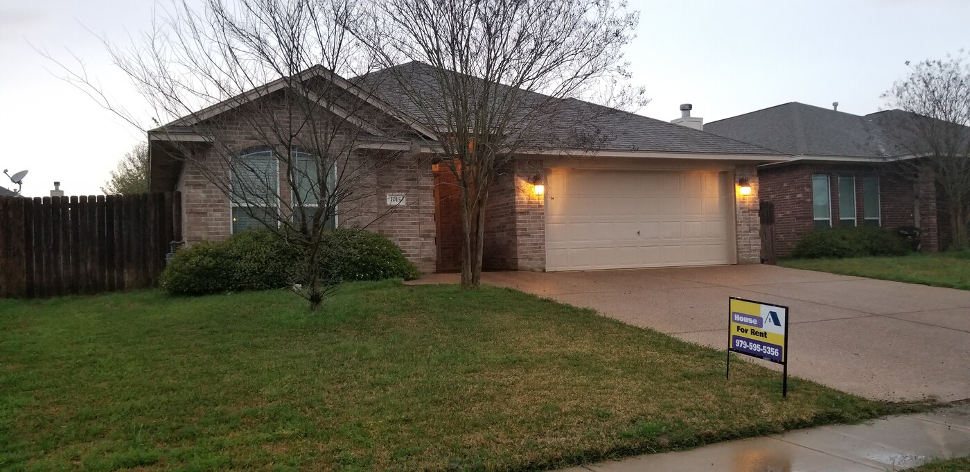 1015 Emerald Dove Ave in College Station, TX - Building Photo