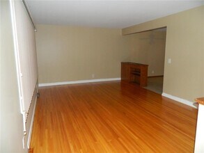 209 Valley High Rd in Burnsville, MN - Building Photo - Building Photo