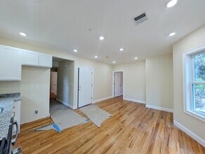 22 Holyoke Rd, Unit 2 in Somerville, MA - Building Photo - Building Photo