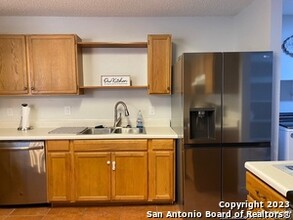 9555 Cantura Crest in San Antonio, TX - Building Photo - Building Photo