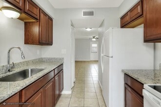 2137 Cabernet Ct in Eagle Lake, FL - Building Photo - Building Photo