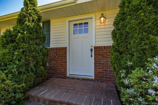 22 Eastover Dr in East Northport, NY - Building Photo - Building Photo