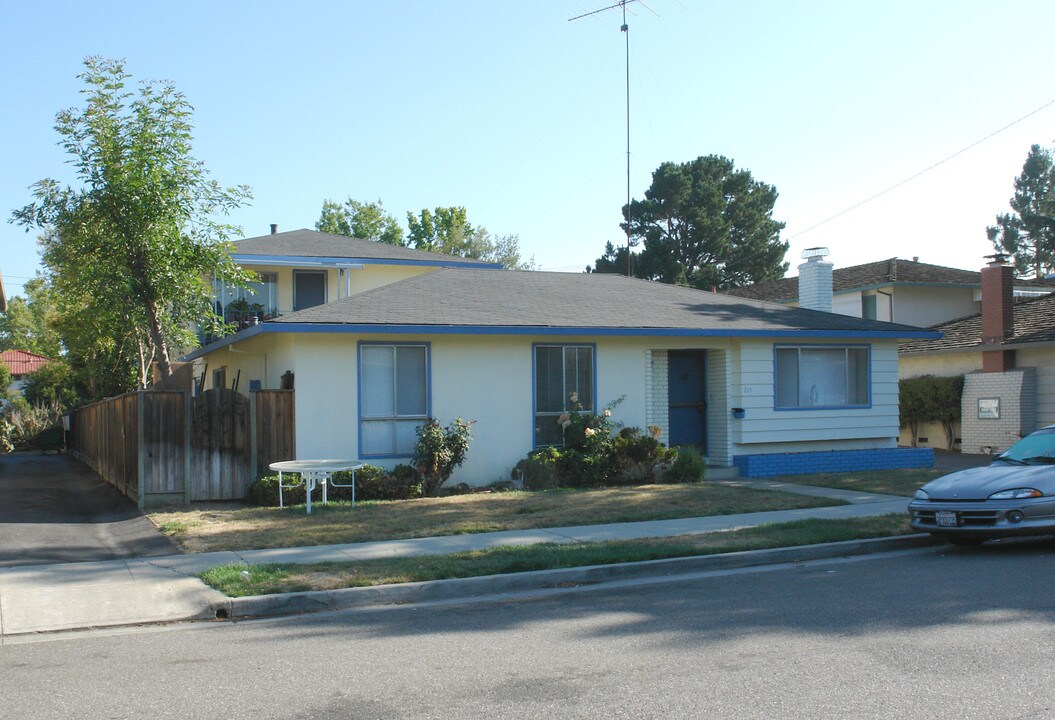 215 Echo Ave in Campbell, CA - Foto de edificio