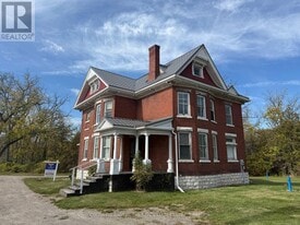 415 Davis Dr in Newmarket, ON - Building Photo