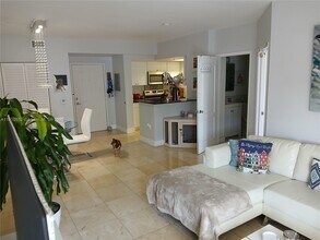 5085 NW 7th St in Miami, FL - Foto de edificio - Building Photo