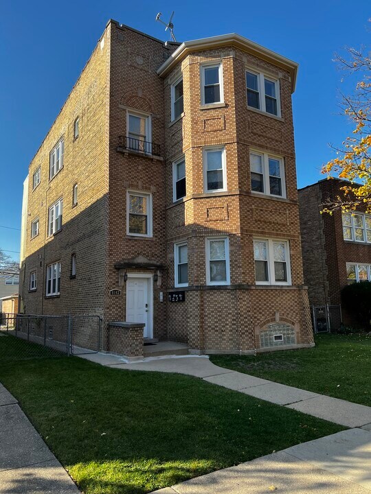 8142 Kilpatrick Ave in Skokie, IL - Building Photo