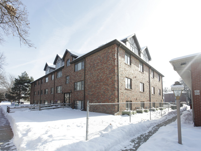 Sundance Apartments in Lincoln, NE - Building Photo - Building Photo