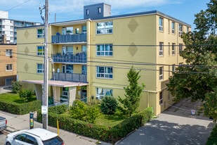 2355 Lake Shore Blvd W in Toronto, ON - Building Photo