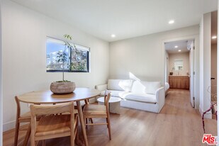 859 N Mansfield Ave in Los Angeles, CA - Building Photo