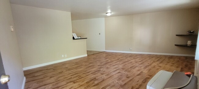 24370 Newhall Ave in Newhall, CA - Building Photo - Building Photo