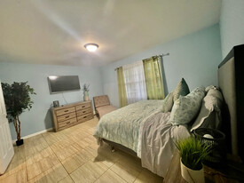 55 Crestwood Dr in Shirley, NY - Building Photo