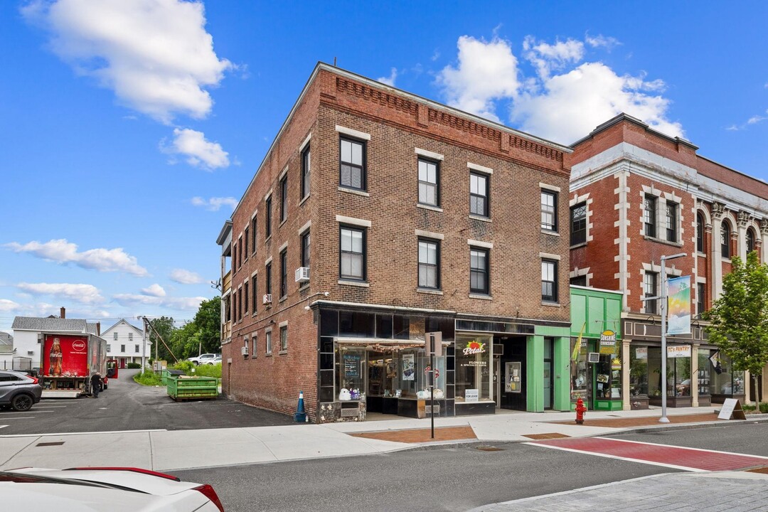 39 Pleasant St in Claremont, NH - Building Photo