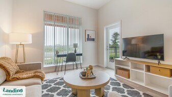 5256 International Dr in Orlando, FL - Building Photo