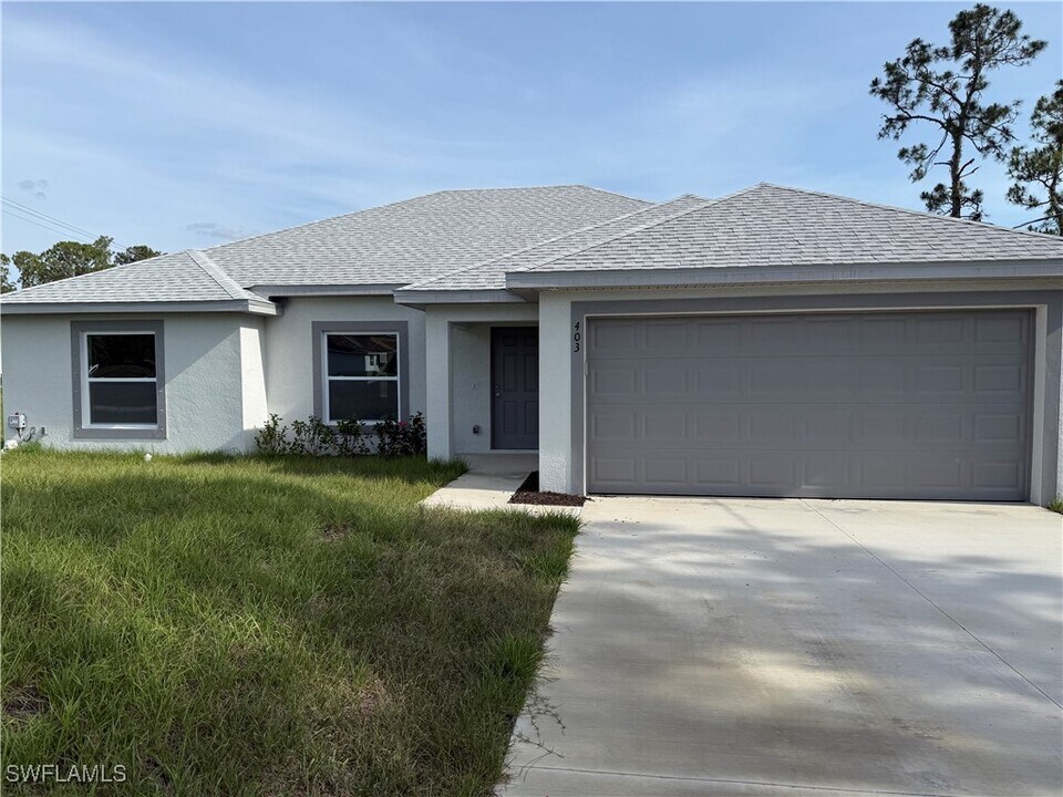 403 Tremaine St in Lehigh Acres, FL - Building Photo