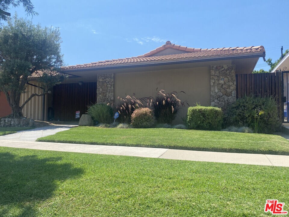 6633 S Sherbourne Dr in Los Angeles, CA - Building Photo