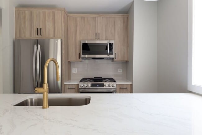 2757 W Logan Blvd, Unit 3 in Chicago, IL - Building Photo - Building Photo