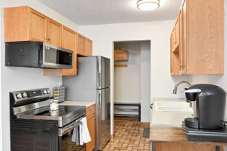 1008 Westbrooke Way in Hopkins, MN - Building Photo - Building Photo