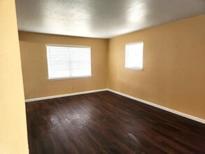 528 Shadyway Dr in Dallas, TX - Foto de edificio - Building Photo