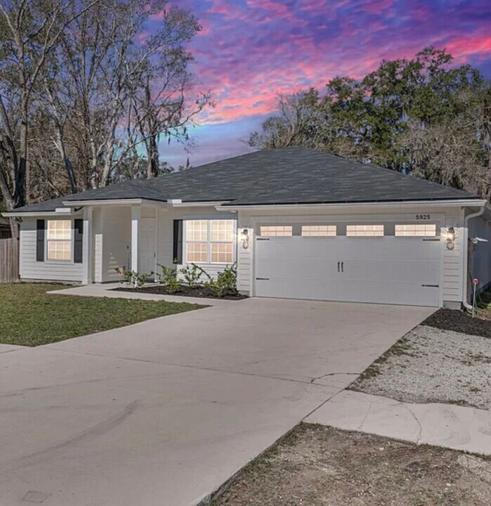 5925 111th St in Jacksonville, FL - Foto de edificio