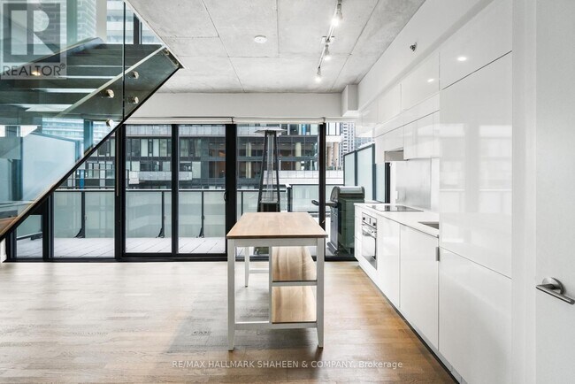 185-185 Roehampton Ave in Toronto, ON - Building Photo - Building Photo