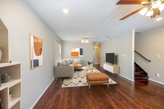 Stylish M Streets townhouse in Dallas, TX - Building Photo - Building Photo