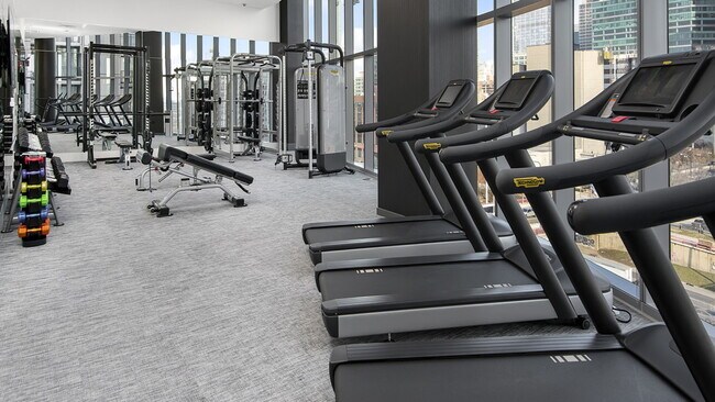 823 W Madison St, Unit Studio in Chicago, IL - Building Photo - Building Photo