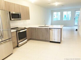 10229 NW 64th Terrace in Doral, FL - Building Photo