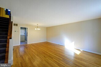 9848 Hollow Glen Pl in Silver Spring, MD - Foto de edificio - Building Photo