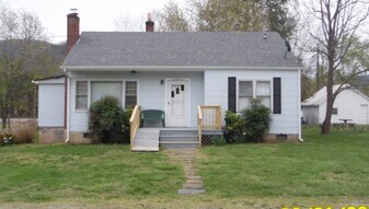 605 Pocahontas St in Glasgow, VA - Building Photo