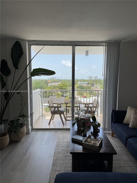 2000 NE 135th St, Unit 609 in North Miami, FL - Building Photo