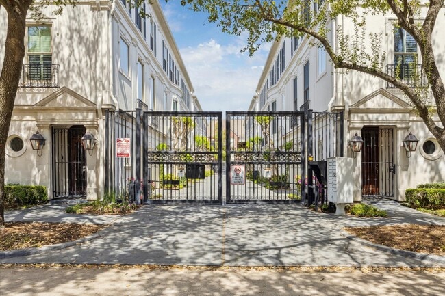 190 Oak Pl in Houston, TX - Building Photo - Building Photo