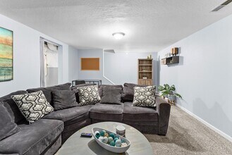 1304 E Sylvan Cir, Unit 11 in Brandon, SD - Foto de edificio - Building Photo