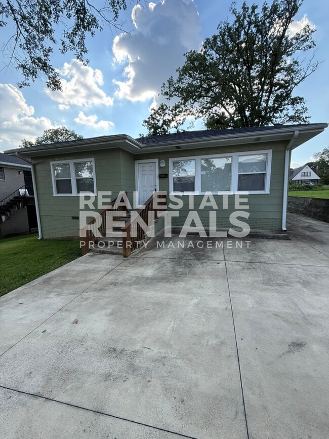 property at 709 S 4th St