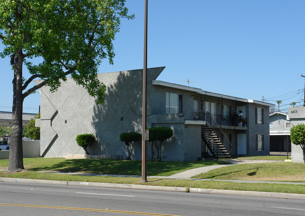 1442 S Raitt St in Santa Ana, CA - Building Photo