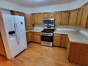338 Pleasant Dr in Schaumburg, IL - Building Photo - Building Photo