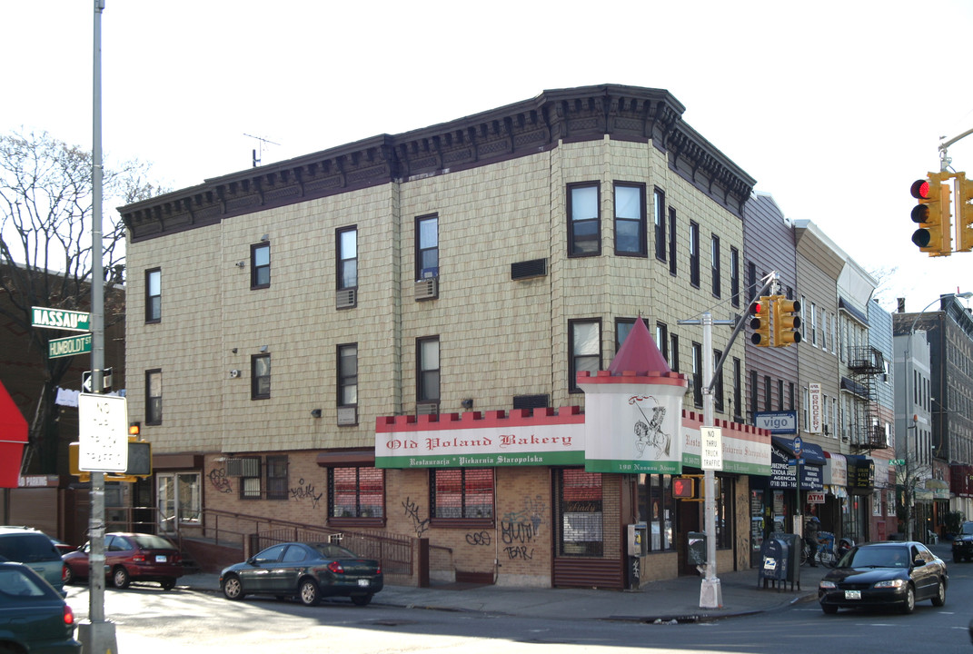 190 Nassau Ave in Brooklyn, NY - Building Photo