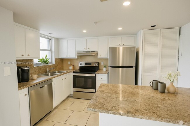 555 NE 30th St, Unit 203 in Miami, FL - Foto de edificio - Building Photo