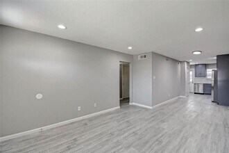 1104 W Tri Oaks Ln in Houston, TX - Building Photo - Building Photo