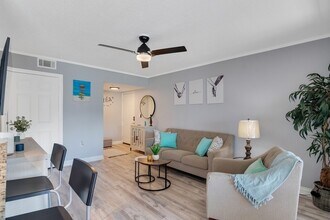 1670 N 42ND Cir, Unit 102 in Vero Beach, FL - Foto de edificio - Building Photo