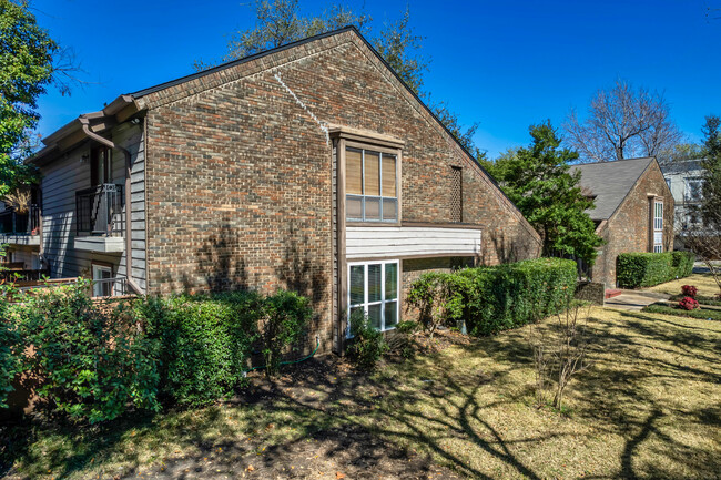 Stones Throw Condos in Dallas, TX - Building Photo - Building Photo