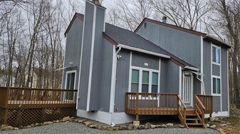 8446 Bear Trail Dr in Tobyhanna, PA - Building Photo