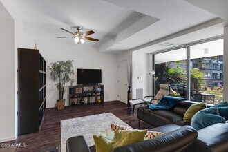 7161 E Rancho Vista Dr in Scottsdale, AZ - Foto de edificio - Building Photo