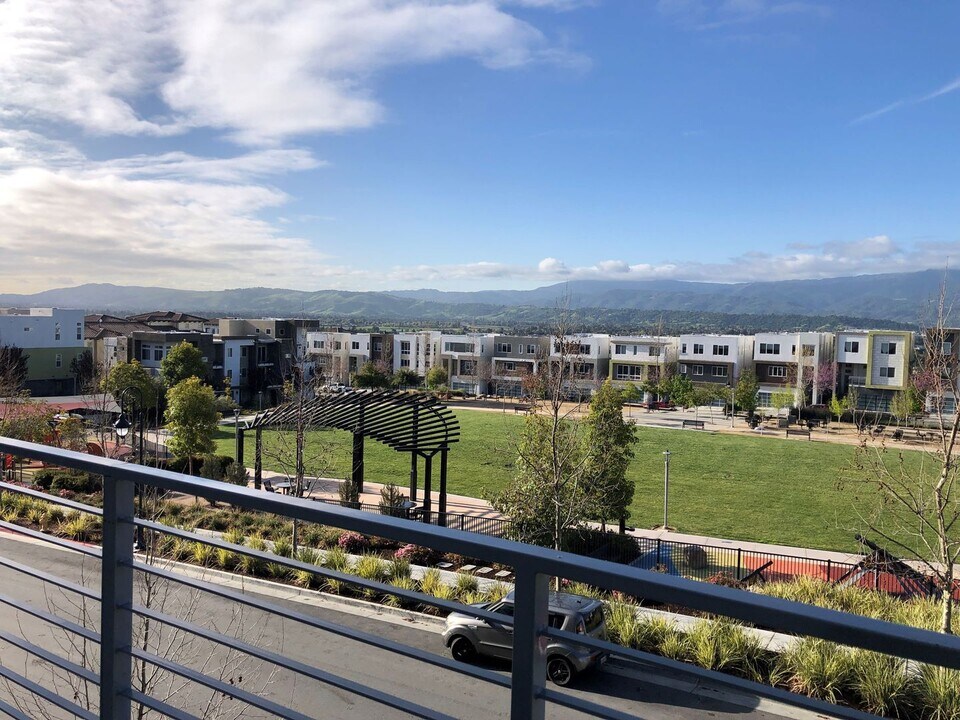 255 Llano de los Robles Ave in San Jose, CA - Building Photo