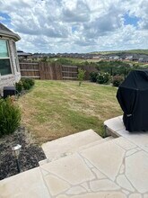 22208 Coyote Cave Trl in Briarcliff, TX - Foto de edificio - Building Photo